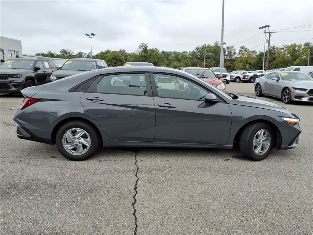 Used 2026 Hyundai Elantra SE FWD image 3