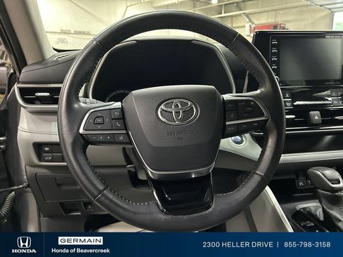 Used 2020 Toyota Highlander XLE AWD/4WD image 16