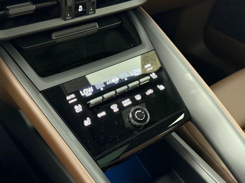 Certified 2025 Porsche Macan 4S Electric AWD/4WD image 22