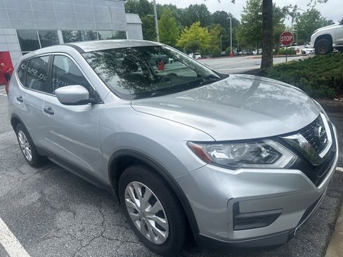 Used 2017 Nissan Rogue S FWD image 2