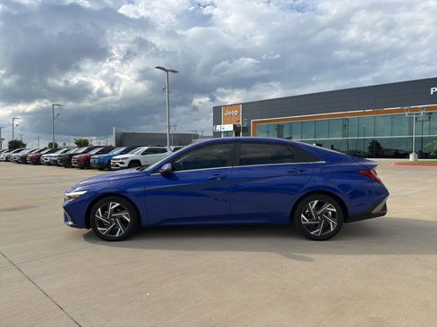 Used 2025 Hyundai Elantra Limited FWD image 2