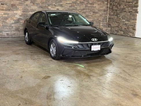 New 2025 Hyundai Elantra SE image 3