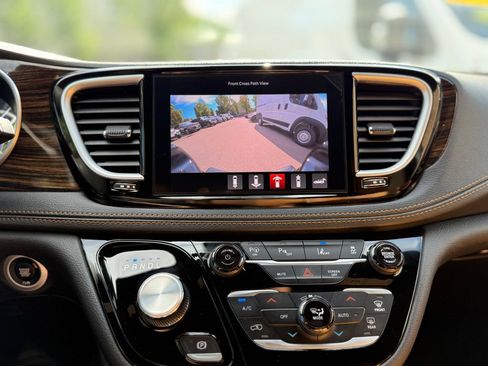 Used 2023 Chrysler Pacifica Pinnacle FWD image 33