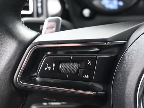 Certified 2023 Porsche Macan AWD/4WD image 21
