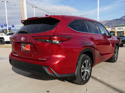Certified 2022 Toyota Highlander XLE image 8