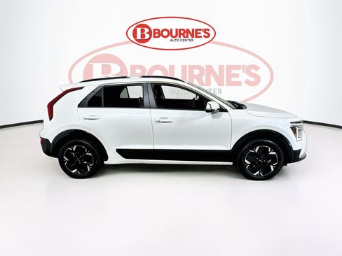 Used 2025 Kia Niro Wind w/ Wind Preserve Package FWD image 11