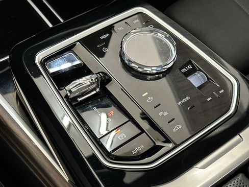 Used 2024 BMW i7 xDrive60 AWD/4WD image 18