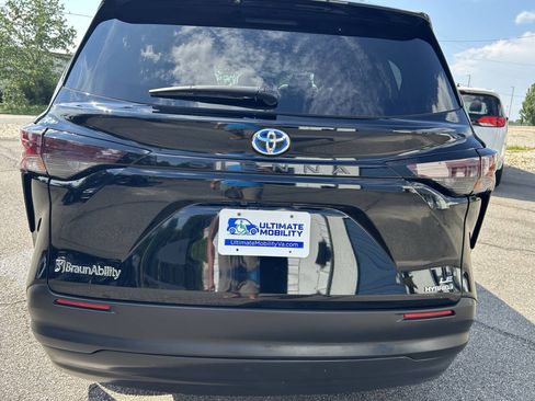 Used 2024 Toyota Sienna LE FWD image 8