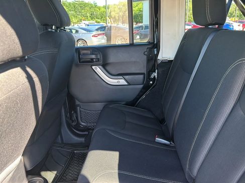 Used 2016 Jeep Wrangler Unlimited Sahara w/ Connectivity Group AWD/4WD image 40