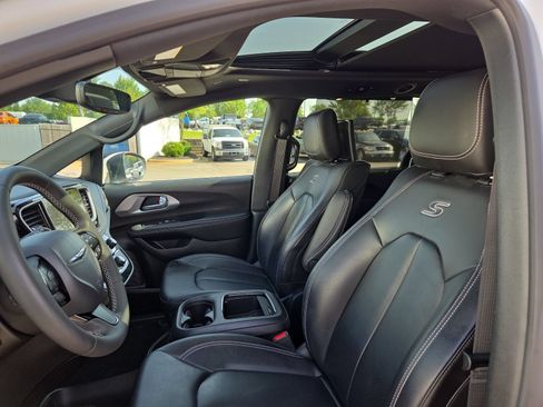 Used 2023 Chrysler Pacifica Touring-L w/ Uconnect Theater Family Group AWD/4WD image 9