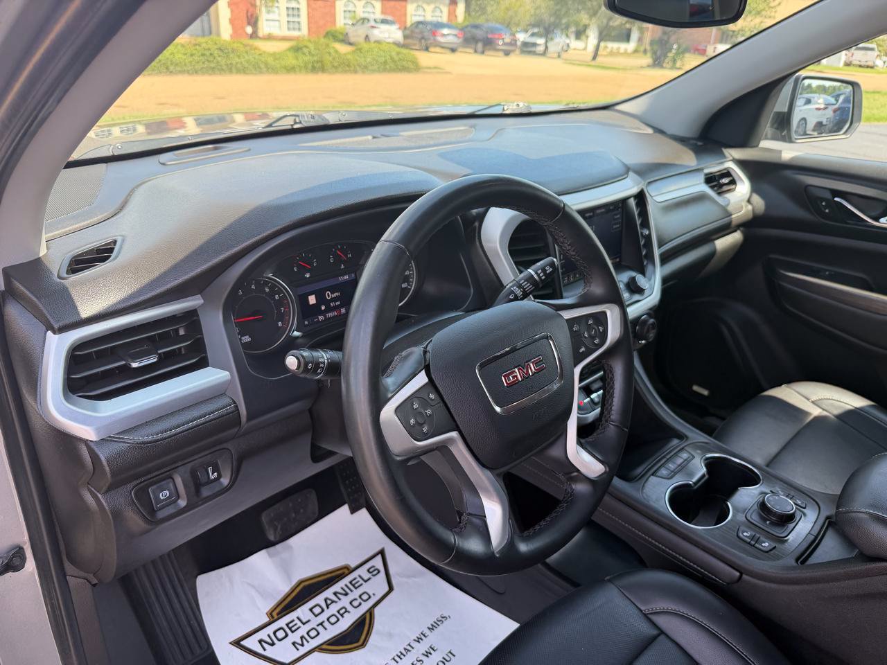 Used 2023 GMC Acadia SLT AWD/4WD image 13