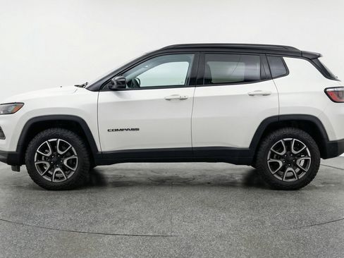 Used 2025 Jeep Compass Trailhawk image 5