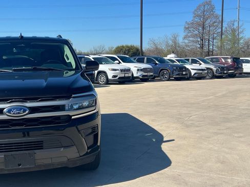 Used 2024 Ford Expedition Max XLT image 3