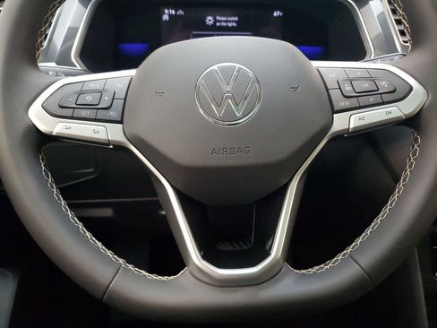 Used 2022 Volkswagen Tiguan SE AWD/4WD image 11