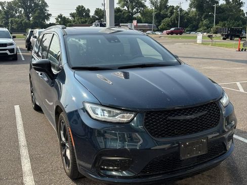 Used 2025 Chrysler Pacifica Limited FWD image 1