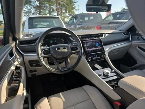 Used 2022 Jeep Grand Cherokee Overland w/ Advanced Protech Group III AWD/4WD image 10