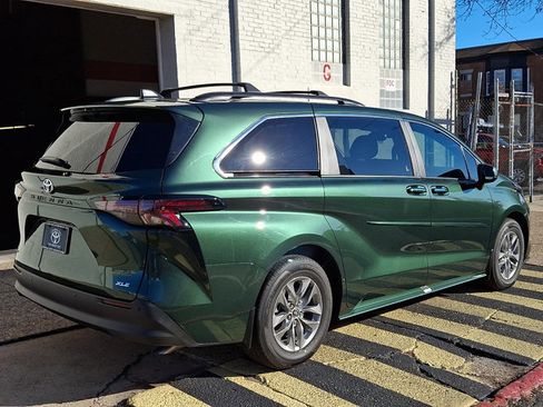 Used 2026 Toyota Sienna XLE image 6