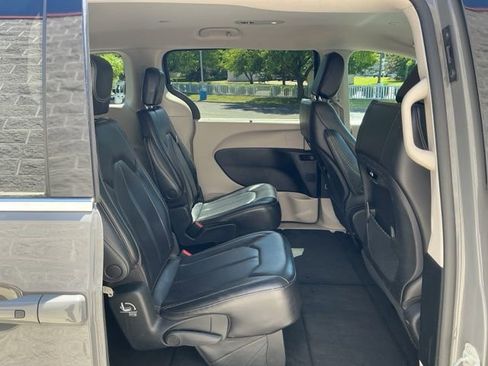 Used 2023 Chrysler Pacifica Touring-L FWD image 30
