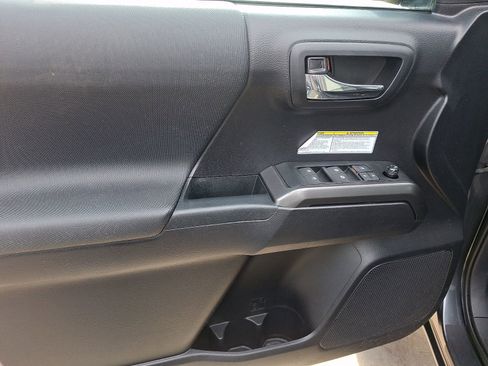 Used 2020 Toyota Tacoma TRD Off-Road AWD/4WD image 12