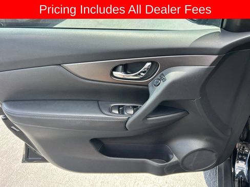 Used 2014 Nissan Rogue SV FWD image 3