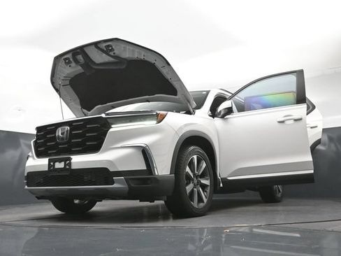 Certified 2023 Honda Pilot Touring image 37