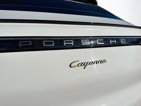 Used 2023 Porsche Cayenne Platinum Edition AWD/4WD image 11