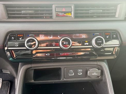 Used 2025 Honda Pilot Black Edition image 16