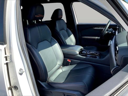 Used 2025 Honda Pilot TrailSport image 9