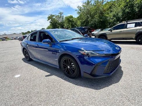Used 2025 Toyota Camry SE FWD image 1