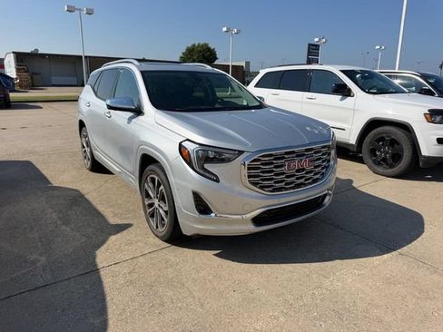 Used 2020 GMC Terrain Denali w/ Denali Premium Package FWD image 2