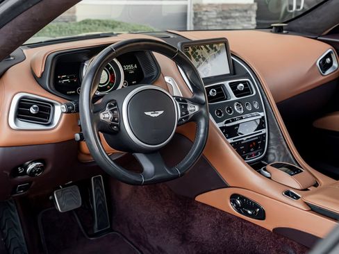 Used 2017 Aston Martin DB11 V12 RWD image 3