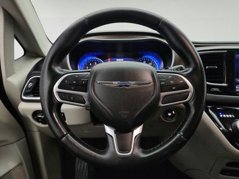Used 2018 Chrysler Pacifica Touring-L Plus FWD image 12