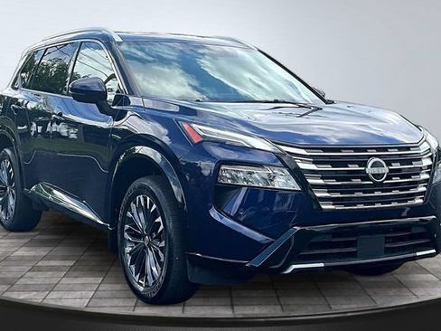 Used 2025 Nissan Rogue Platinum w/ Tech Package FWD image 3