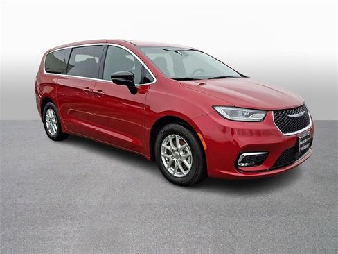 Used 2025 Chrysler Pacifica Select image 3