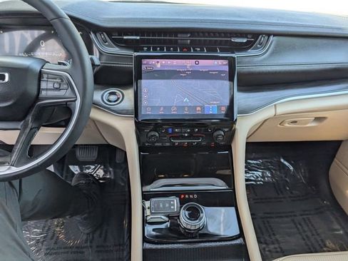 Used 2025 Jeep Grand Cherokee L Limited w/ Luxury Tech Group II AWD/4WD image 4