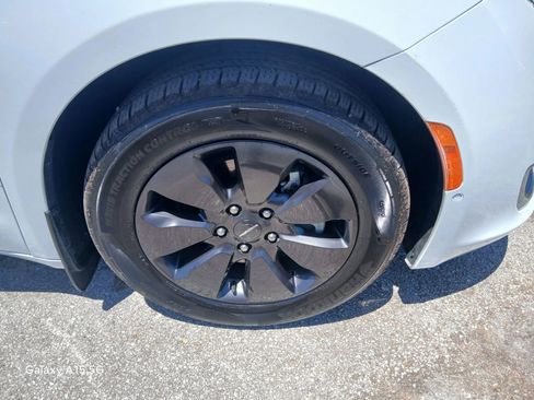 Used 2019 Chrysler Pacifica Limited w/ Advanced Safetytec Group FWD image 23