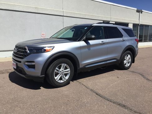 Used 2020 Ford Explorer XLT w/ Equipment Group 202A AWD/4WD image 2