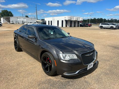 Used 2023 Chrysler 300 Touring image 40
