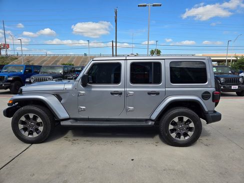 Used 2018 Jeep Wrangler Unlimited Sahara AWD/4WD image 6