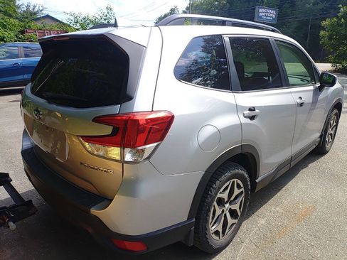 Used 2019 Subaru Forester Premium AWD/4WD image 5
