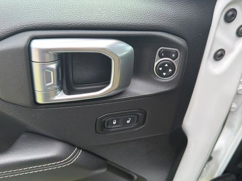 Used 2022 Jeep Wrangler Unlimited Sahara AWD/4WD image 14