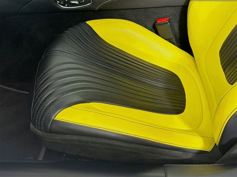 Used 2022 Aston Martin DB11 Coupe image 18