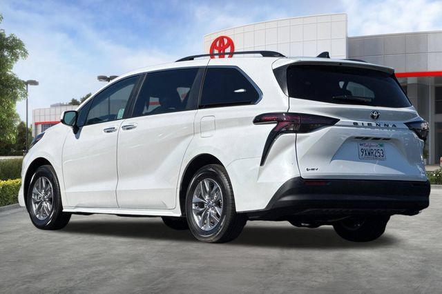Certified 2026 Toyota Sienna XLE FWD image 7
