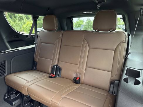 Used 2023 Chevrolet Suburban High Country w/ Advanced Technology Package RWD image 12