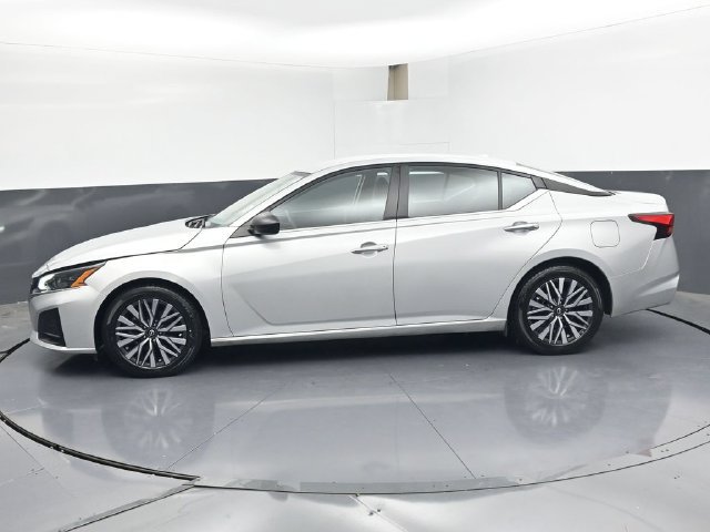 Used 2024 Nissan Altima 2.5 SV FWD image 4