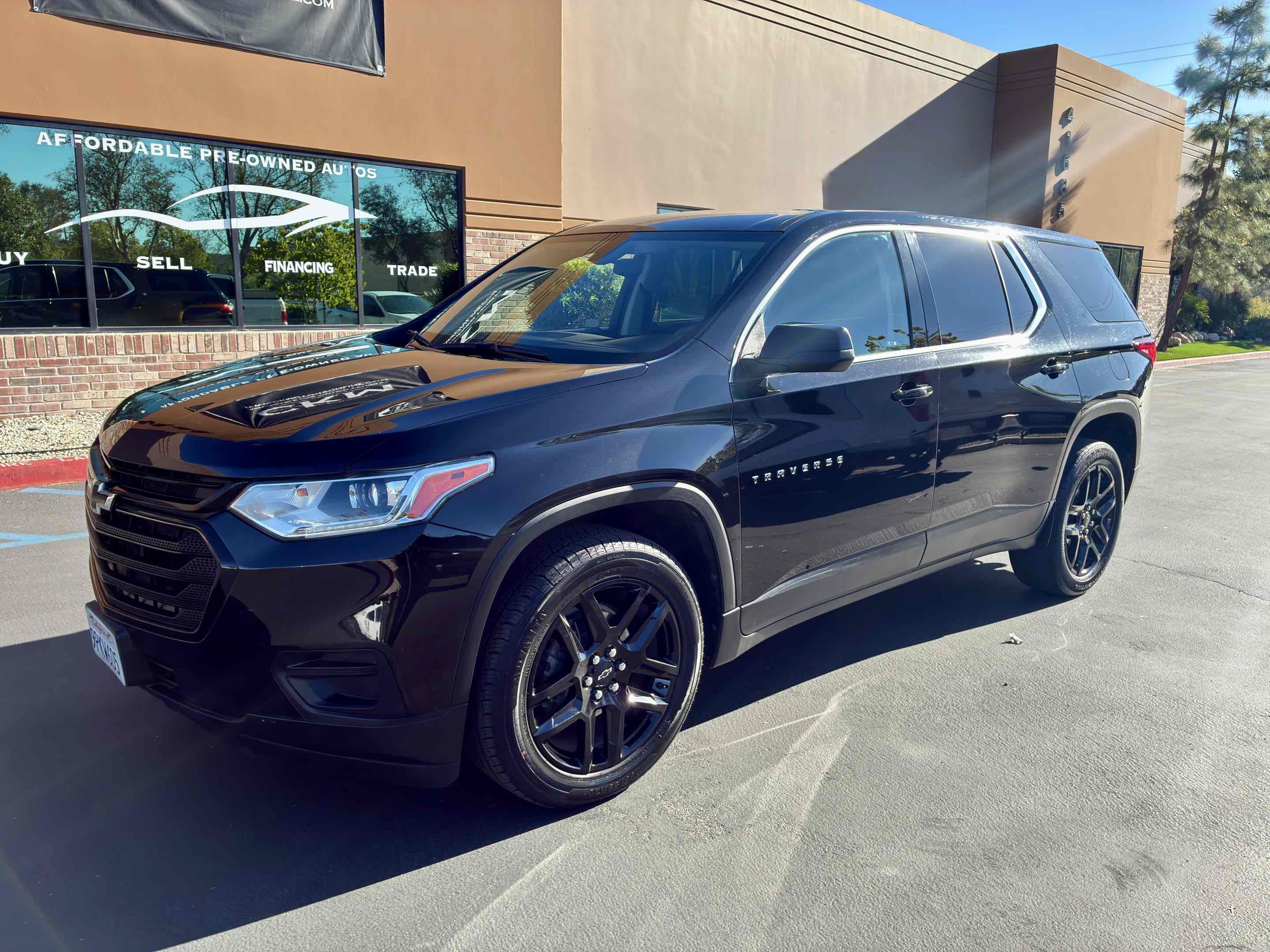 Used 2021 Chevrolet Traverse LS w/ LPO, Black Accent Package FWD image 4