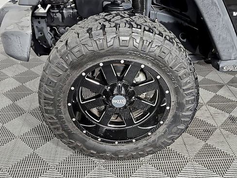 Used 2017 Jeep Wrangler Unlimited Rubicon w/ Connectivity Group image 9