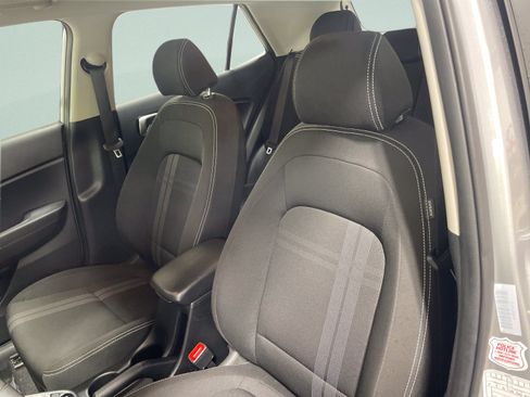 Used 2025 Hyundai Venue SEL FWD image 13