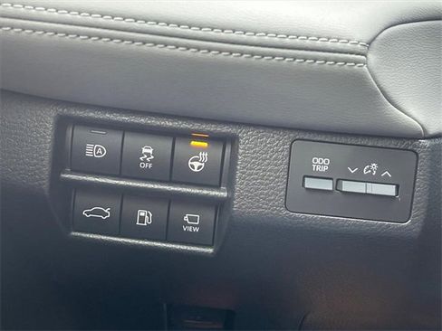 Used 2022 Toyota Avalon Limited image 16