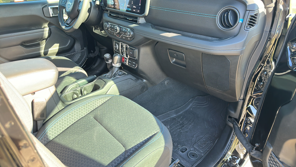 Used 2024 Jeep Wrangler Unlimited Rubicon 4xe w/ Technology Group AWD/4WD image 16